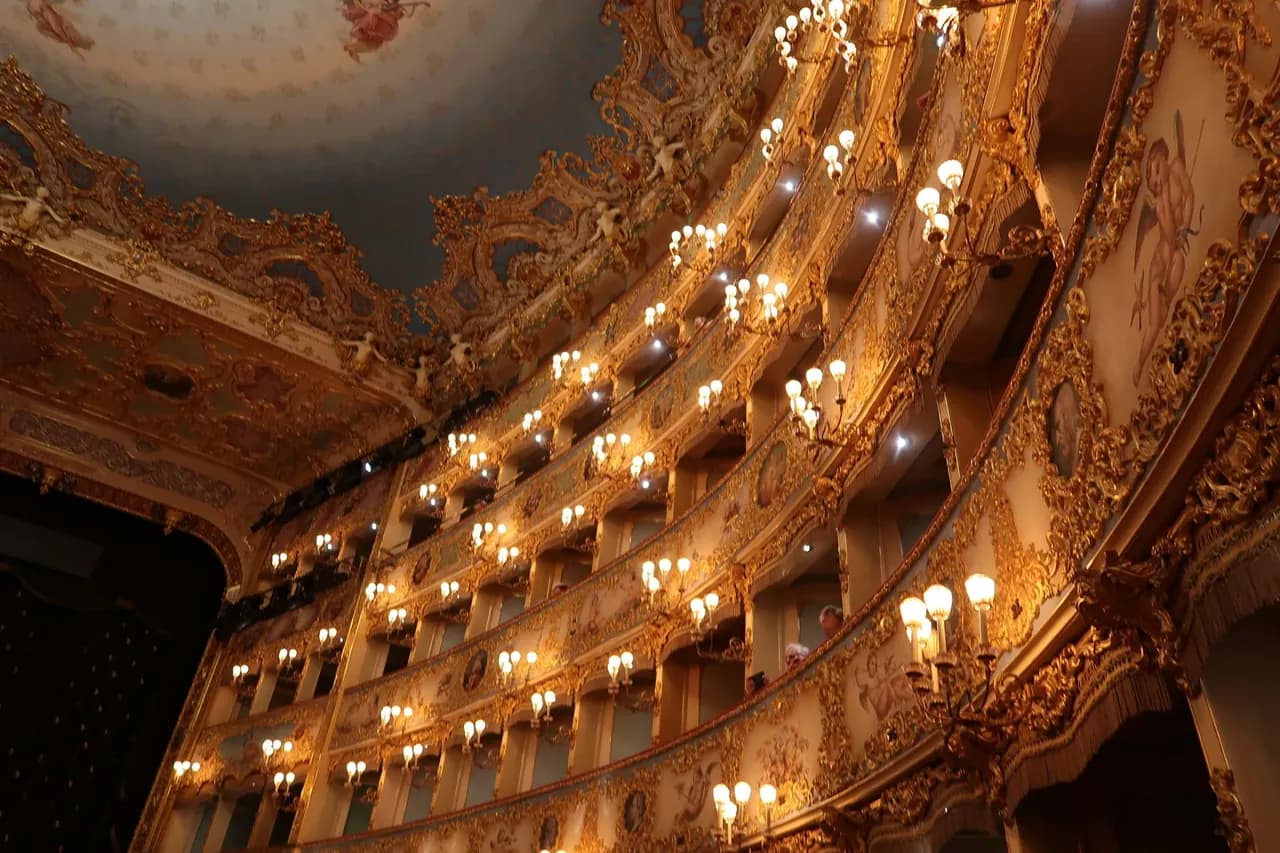 Une salle de théâtre à l’italienne, ses loges dorées et ses balcons ornés.