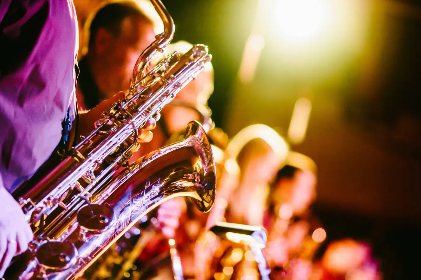 Les saxophones d’un grand orchestre sous la lumière de la scène