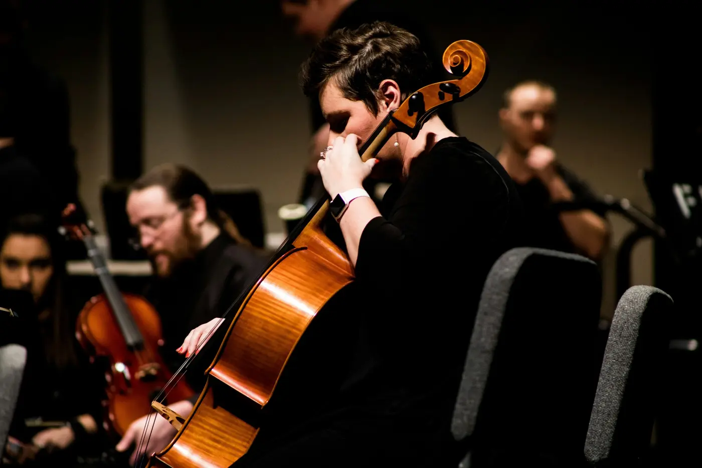 Une violoncelliste joue au sein d’un ensemble à cordes