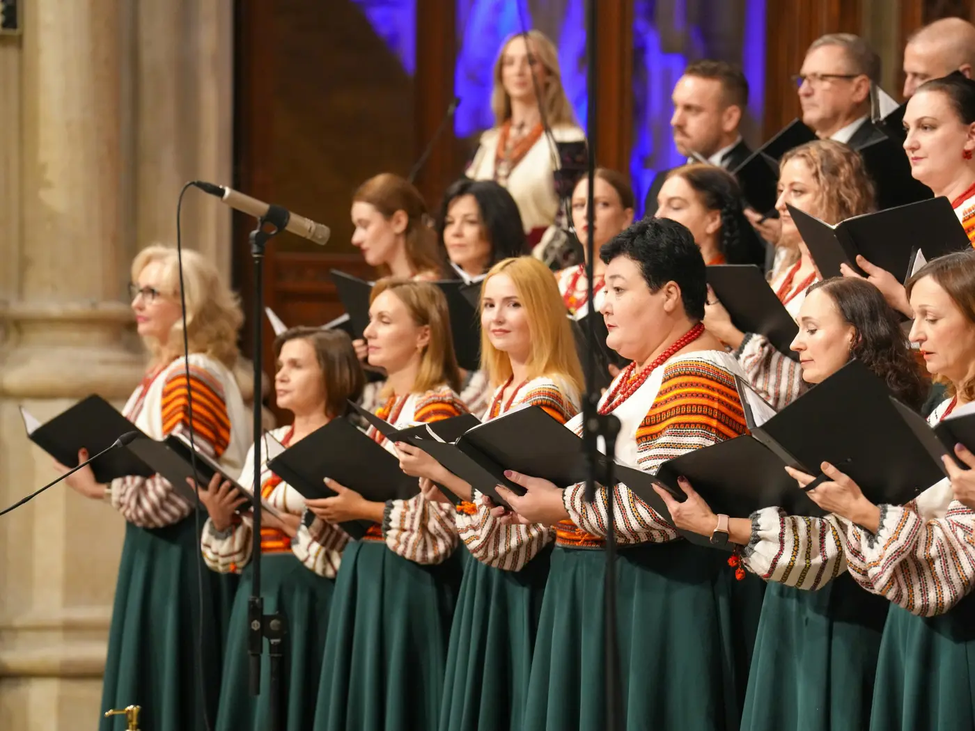 Un chœur en costumes traditionnels chante, partitions en main